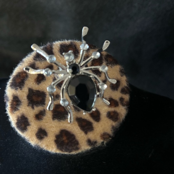 Elegant Black Gem Spider Ring - Picture 10 of 10